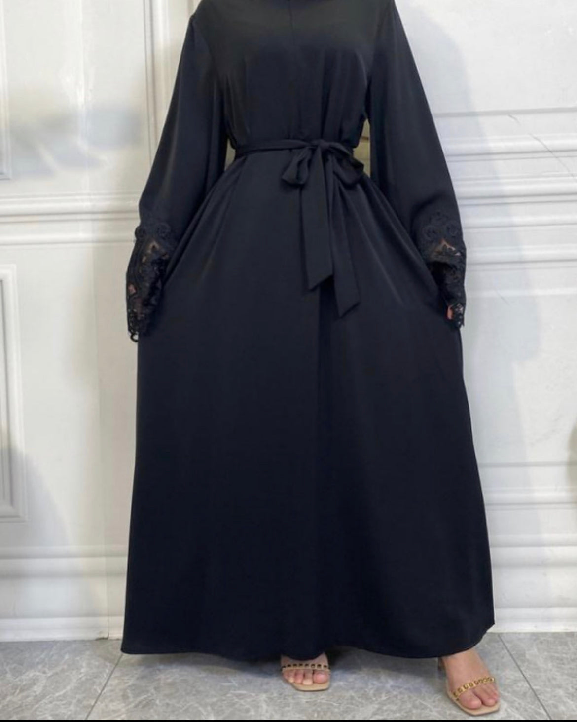 Black Closed Laced Abaya