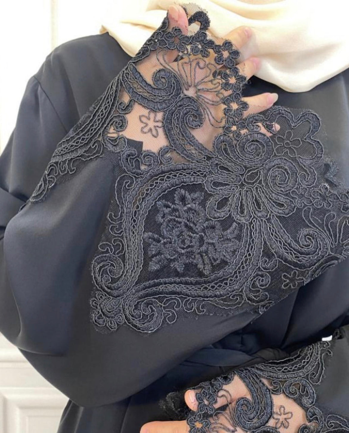 Black Closed Laced Abaya