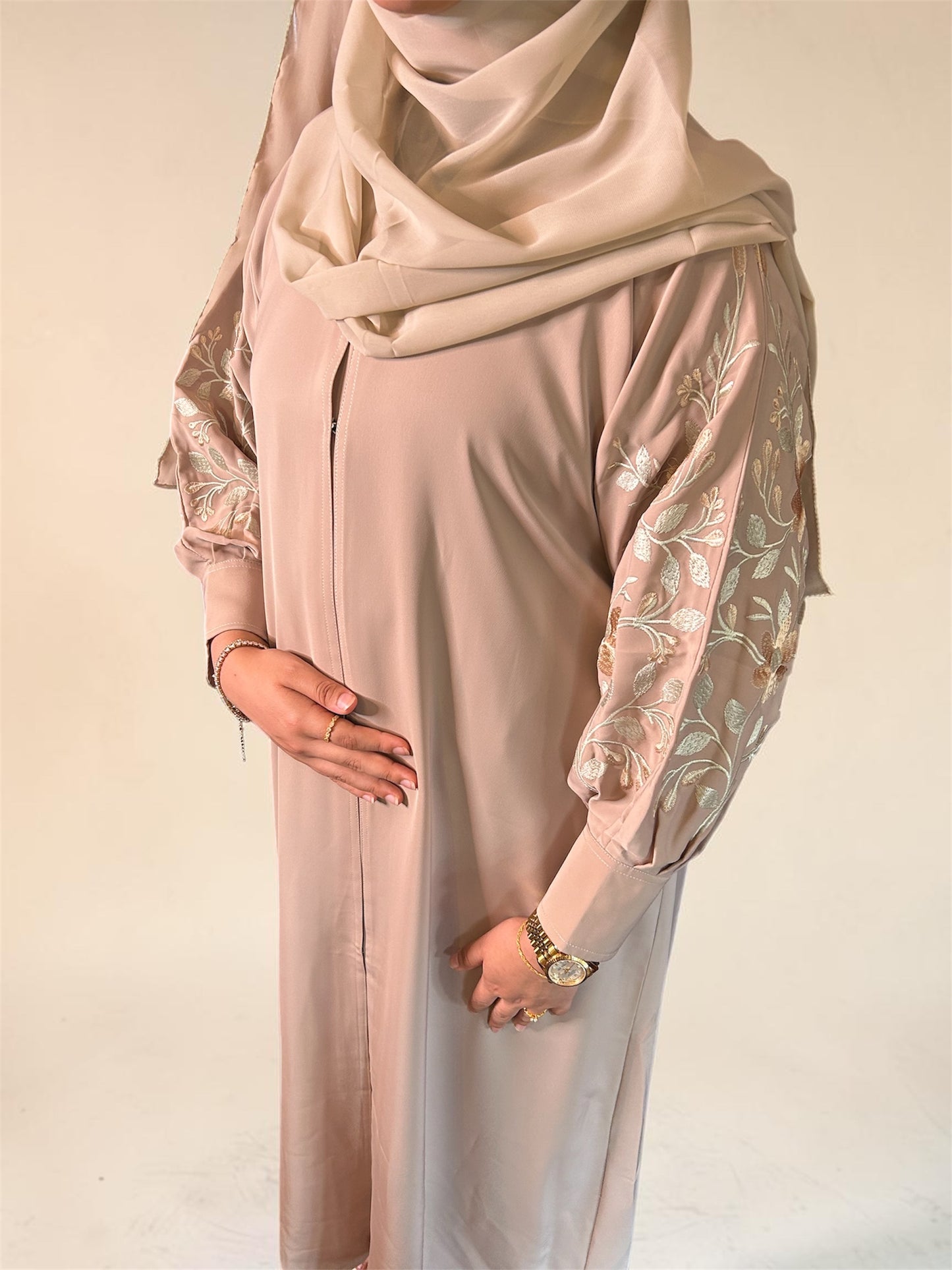 Embroidered open abaya buttons