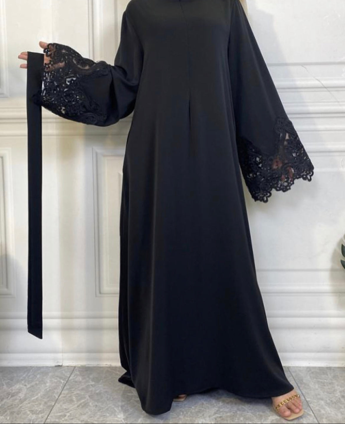 Black Closed Laced Abaya
